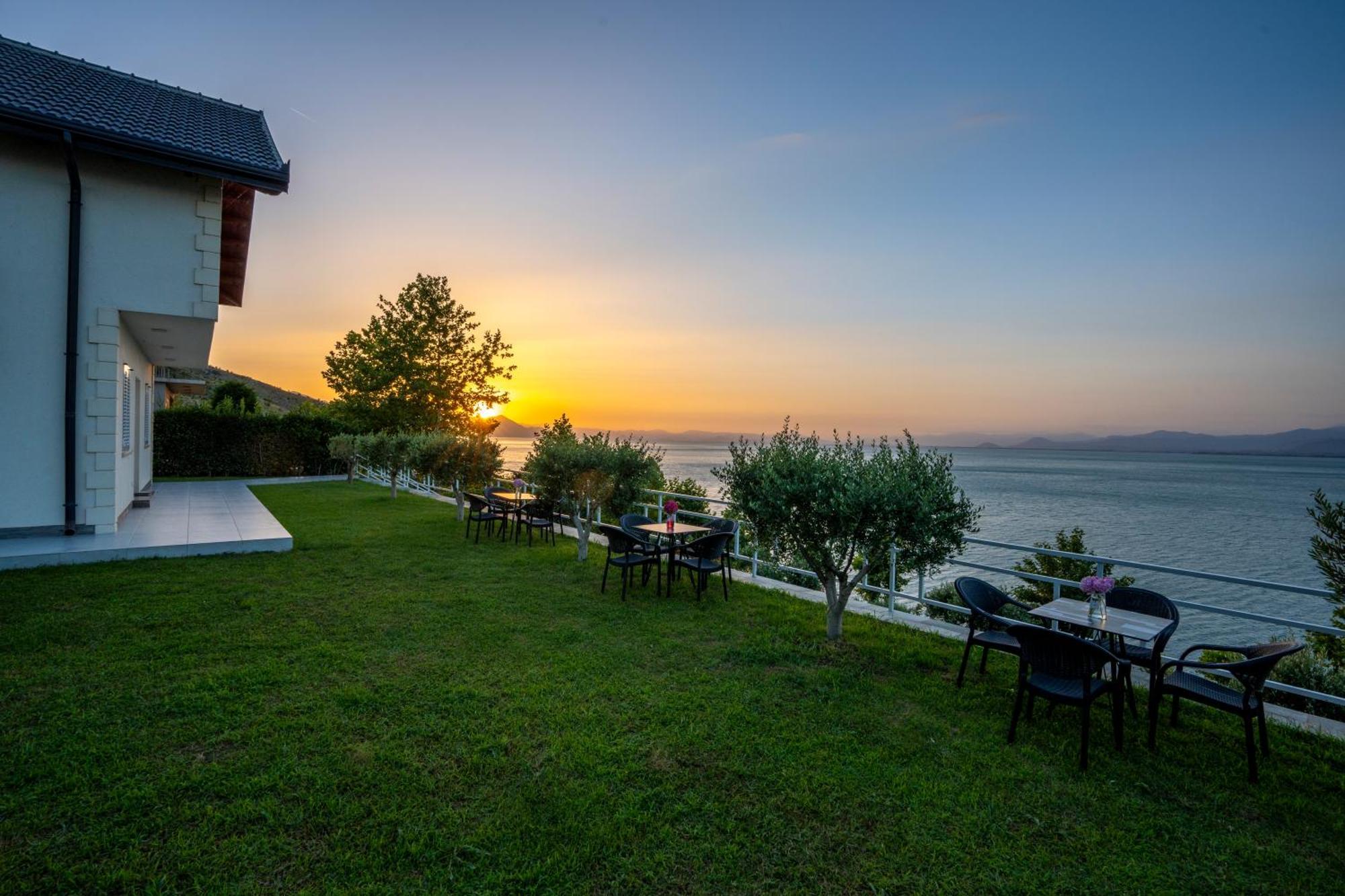 Xhuli Guesthouse Shkodër エクステリア 写真